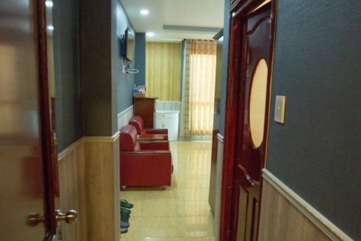 Room 10 of 12