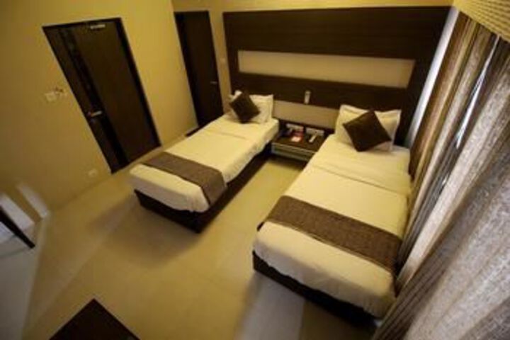 Room 9 of 13