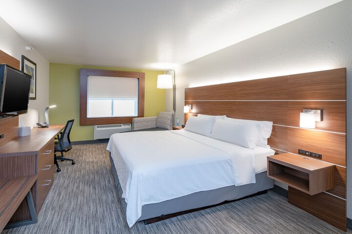 1 King Bed (2 of 5)
