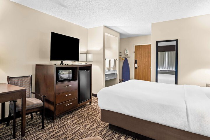 1 King Bed Flat Screen Television Chair with Ottoman Microwave and Refrigerator WiFi I (4 of 23)