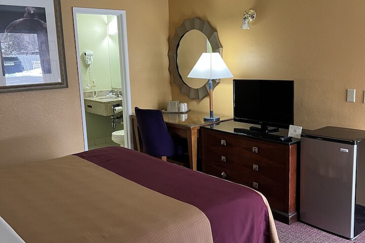 Standard Single King Bed (2 of 13)