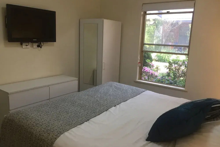 Room 4 of 12