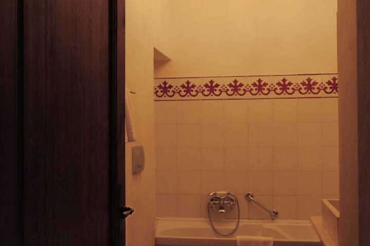 Room 30 of 46