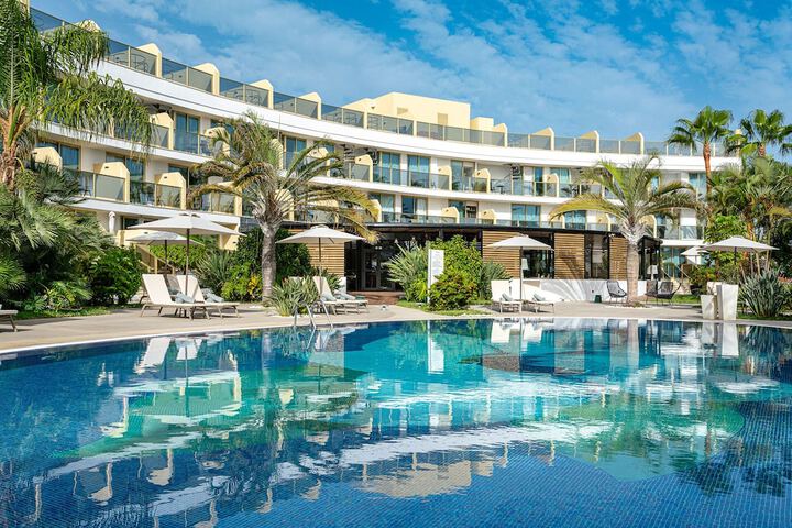 Hotel with Pool