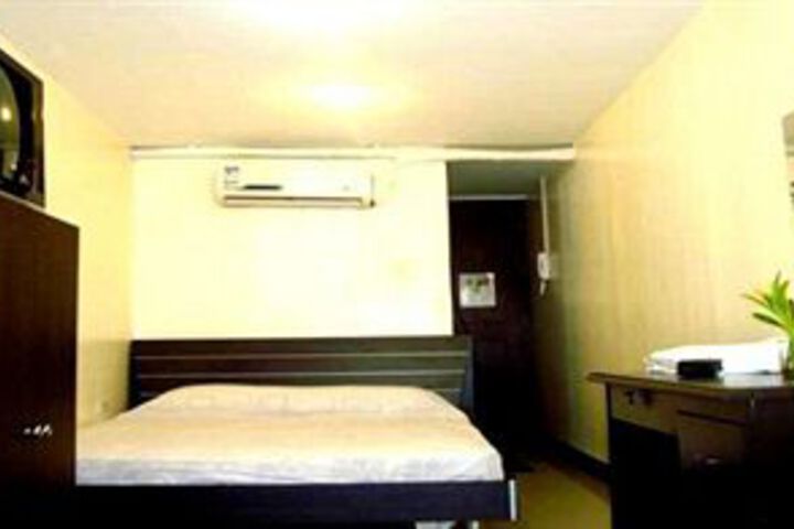 Room 12 of 19