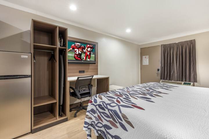 Deluxe King Bed Accessible (9 of 15)