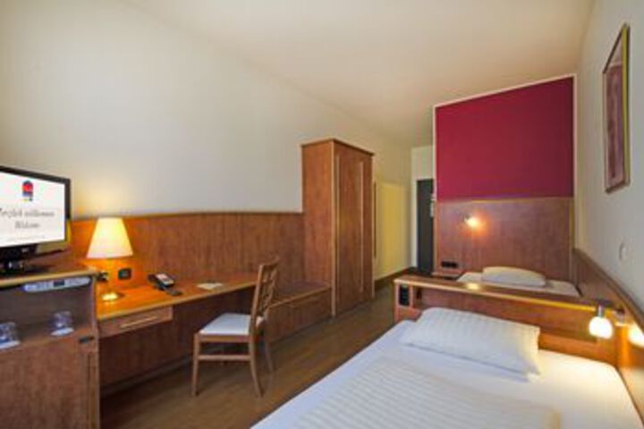 Room 32 of 84