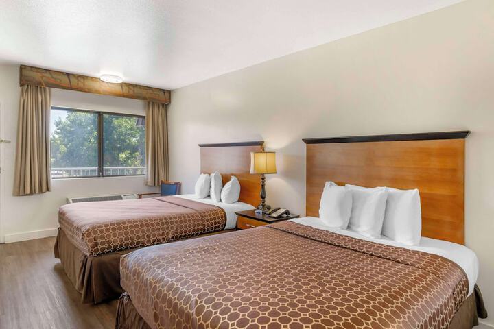 1 Queen Bed (1 of 15)