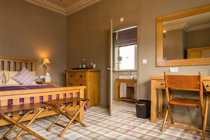 Room 6 of 18