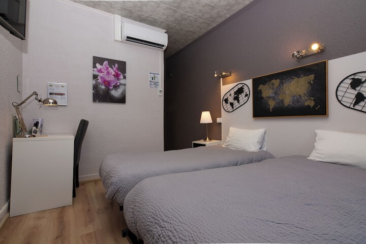 Room 5 of 11