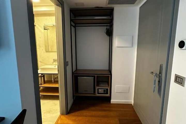 Room 9 of 47