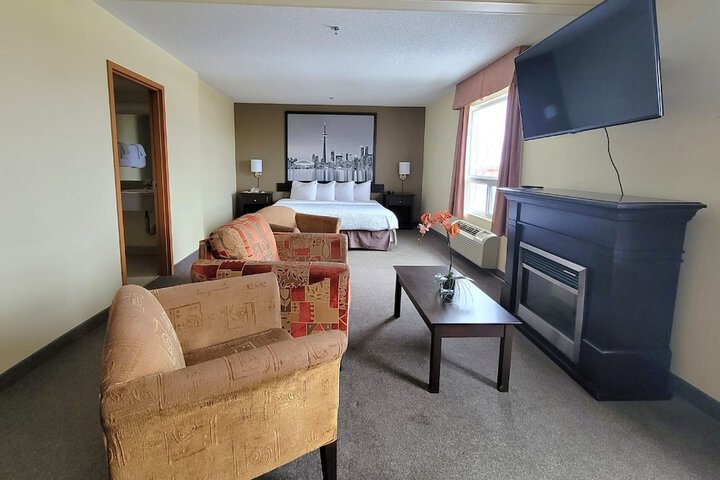 1 King Bed (3 of 8)