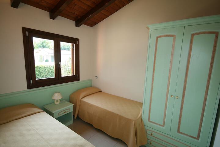 Room 6 of 42