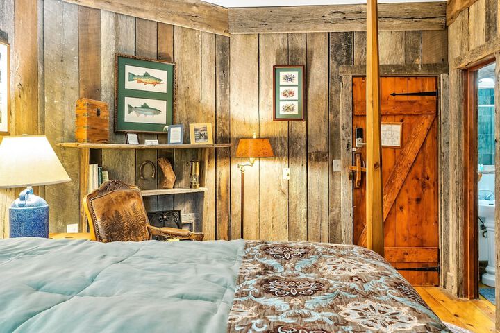 Snug Hug Queen Suite with Fireplace (30 of 131)