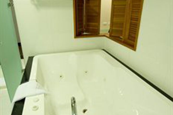 Hot Tub 32 of 41