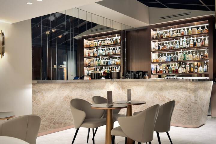 Lounge 38 of 50