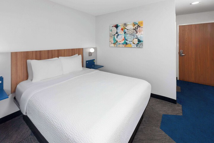 1 Queen Bed (10 of 20)