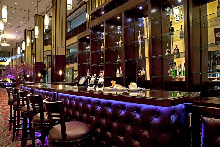 Lounge 53 of 57