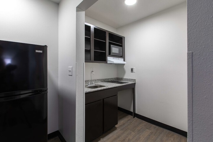 1 Queen Bed | Deluxe Kitchen (4 of 8)