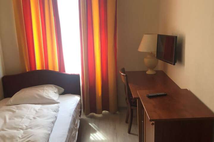 Room 3 of 82
