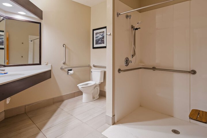2 Queen Beds Microwave and Refrigerator WiFi Full Breakfast (3 of 7)