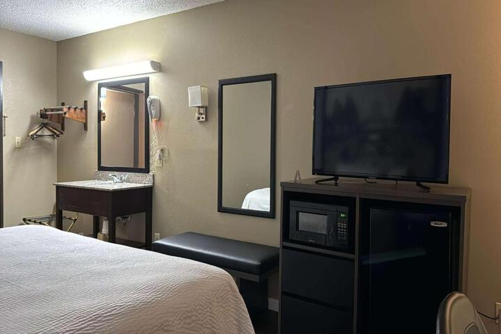 1 King Bed (6 of 11)