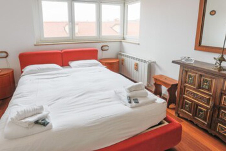 Room 16 of 32