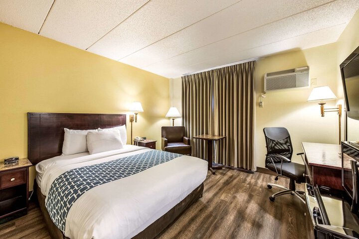 1 Queen Bed (11 of 12)