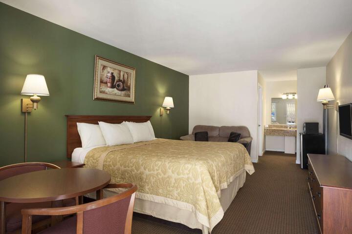 1 Queen Bed Accessible Room (10 of 16)