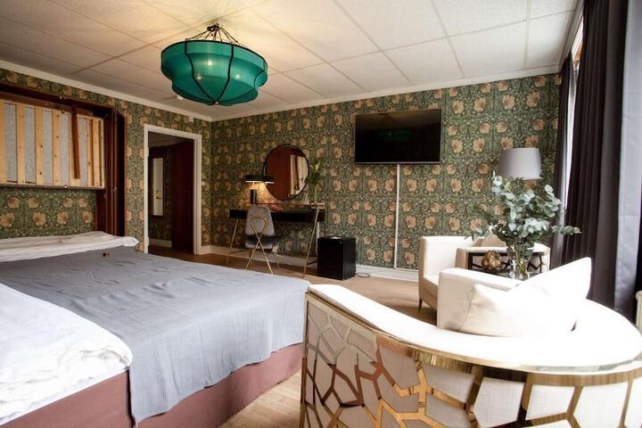 Room 33 of 57