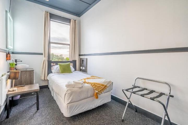 Room 4 of 15
