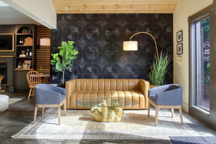 Lounge 66 of 86