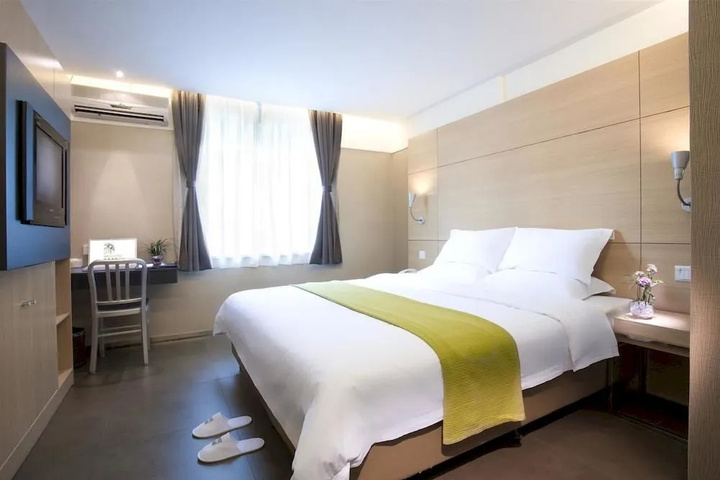 Room 4 of 18