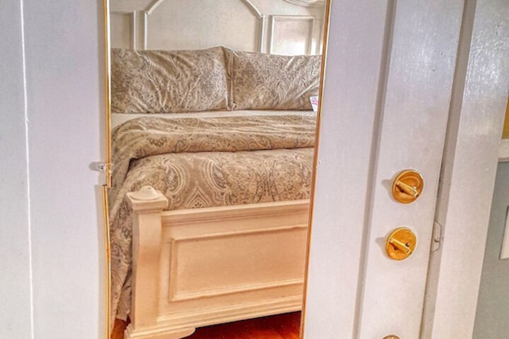 Room 16 of 104