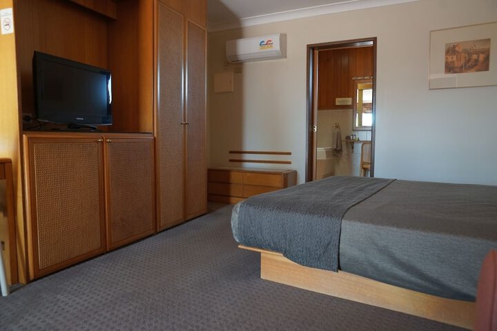 Room 3 of 28