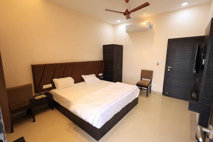 Room 5 of 20