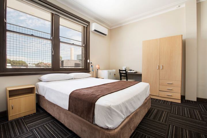 Room 10 of 32