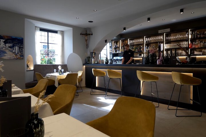 Lounge 71 of 86