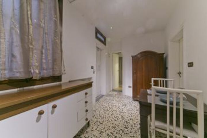 Room 10 of 12