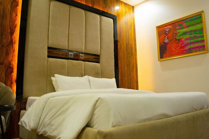 Room 12 of 24