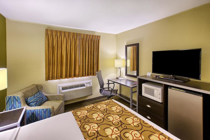 Accessible 1 Queen Bed (8 of 14)