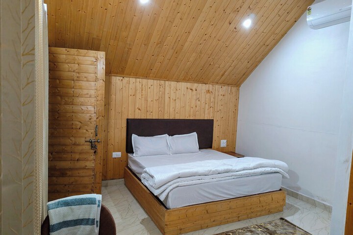 Room 2 of 8