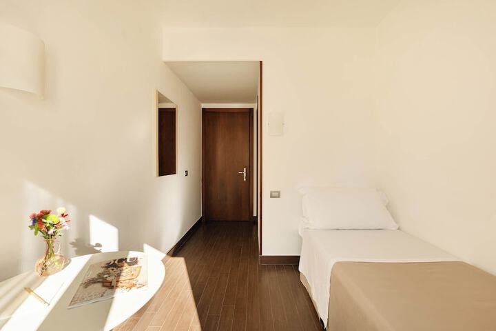 Room 14 of 76