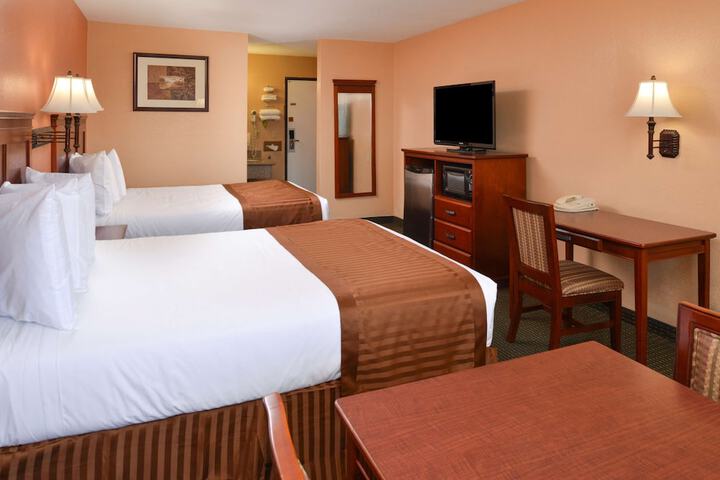 2 Queen Beds (9 of 10)