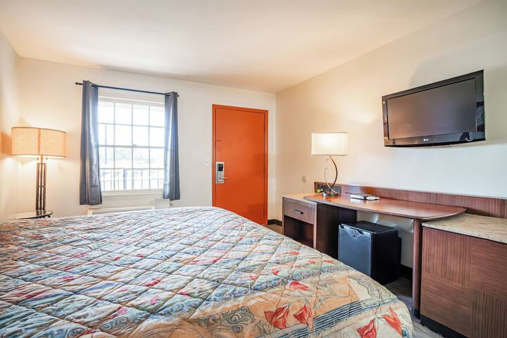 1 King Bed (4 of 17)