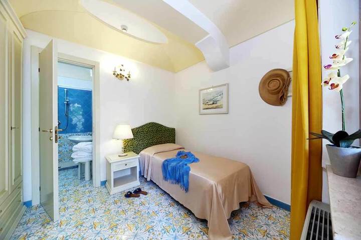 Room 10 of 77