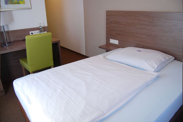 Room 7 of 25