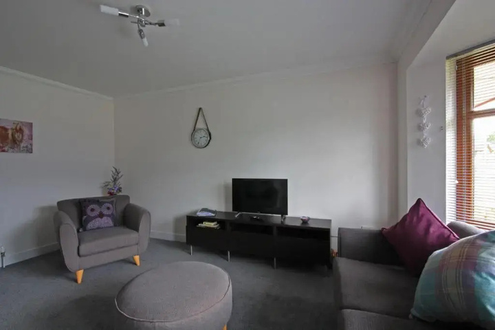Room 5 of 12