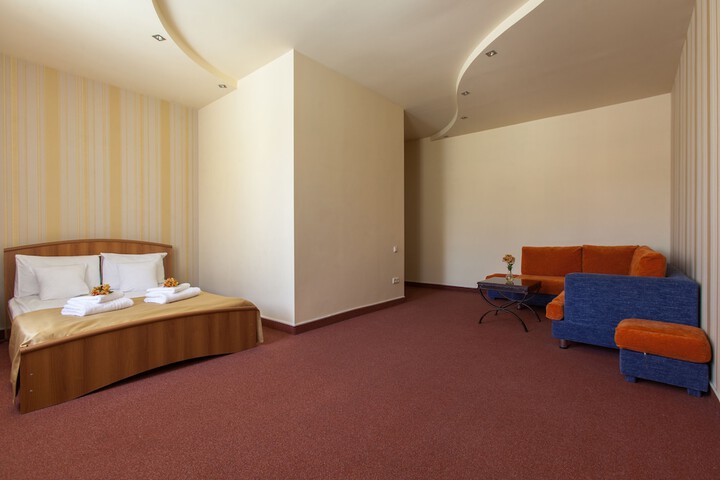 Room 2 of 39