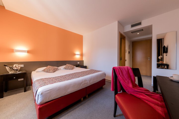 Room 5 of 14